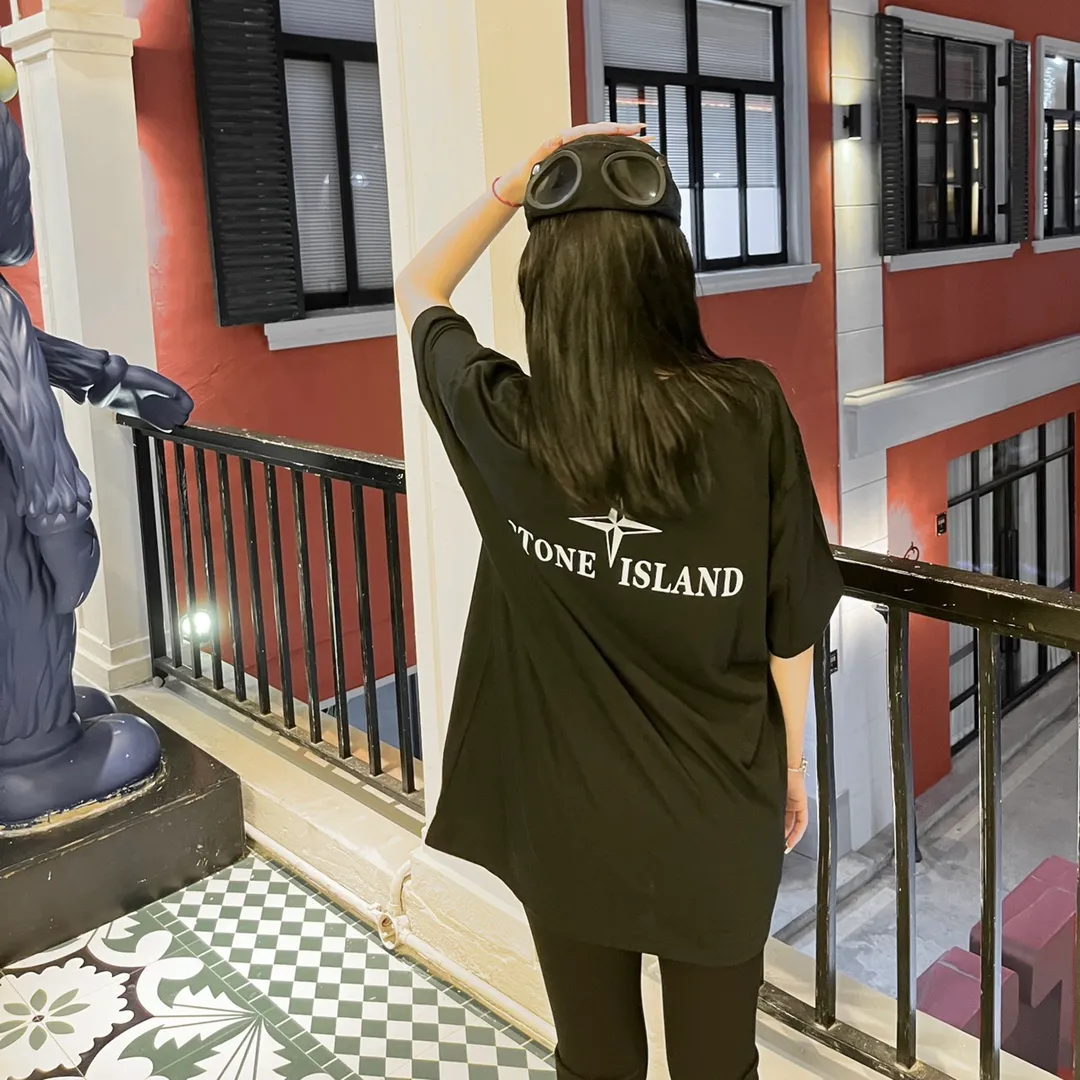 W610#P110💰 Stone Island logo printed front and back short-sleeved men's and women's loose casual T-shirts. Made of 260g combed cotton with 32-count double yarn. Double-threaded two-needle pressed thread. No deformation after long-term washing. Imported 3D printing. No fading. No cracking. Authentic pattern making. Double tags washed. Original packaging. Color: black-white. Size M-XXL.